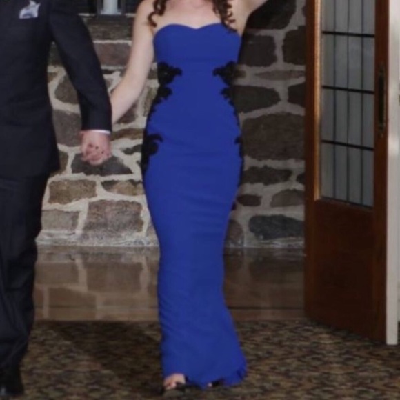 Monique Lhuillier Dresses & Skirts - Monique Lhuillier sweetheart gown